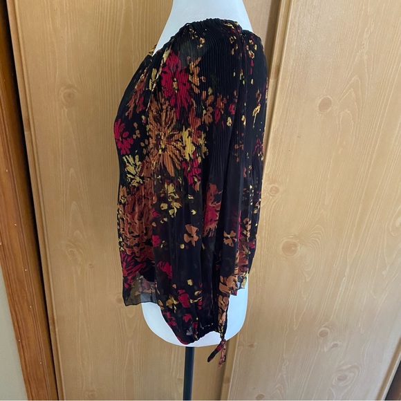 Aritzia Wilfred • Talence Off The Shoulder Floral Blouse in Black/Rose - Picture 6 of 12